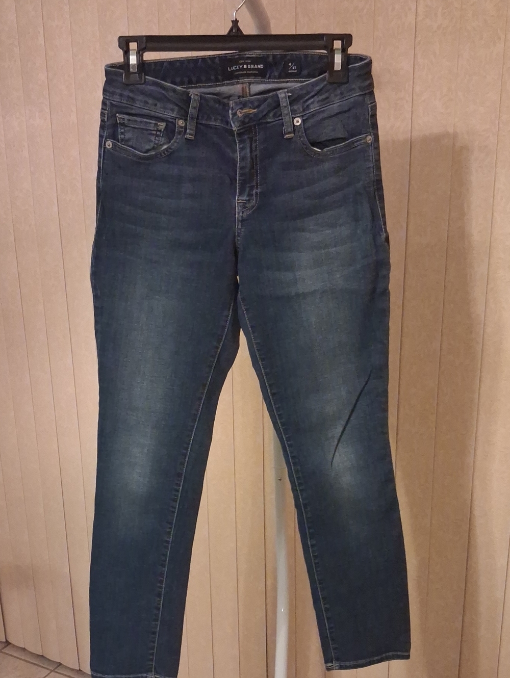 Lucky Brand Women's Medium Wash Skinny Jeans. waist 4/27Long